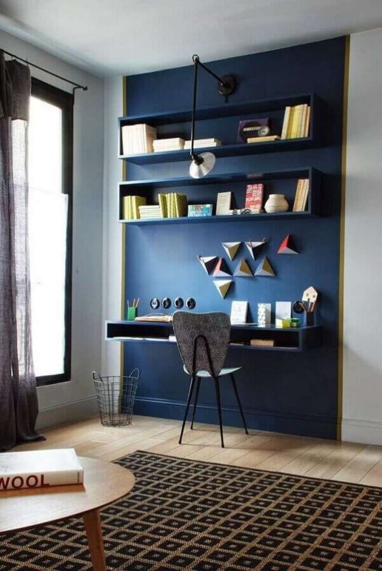 64. Cores para escritório pequeno que tal apostar em tons de azul no seu ambiente. Foto: Blog Decor Diário
