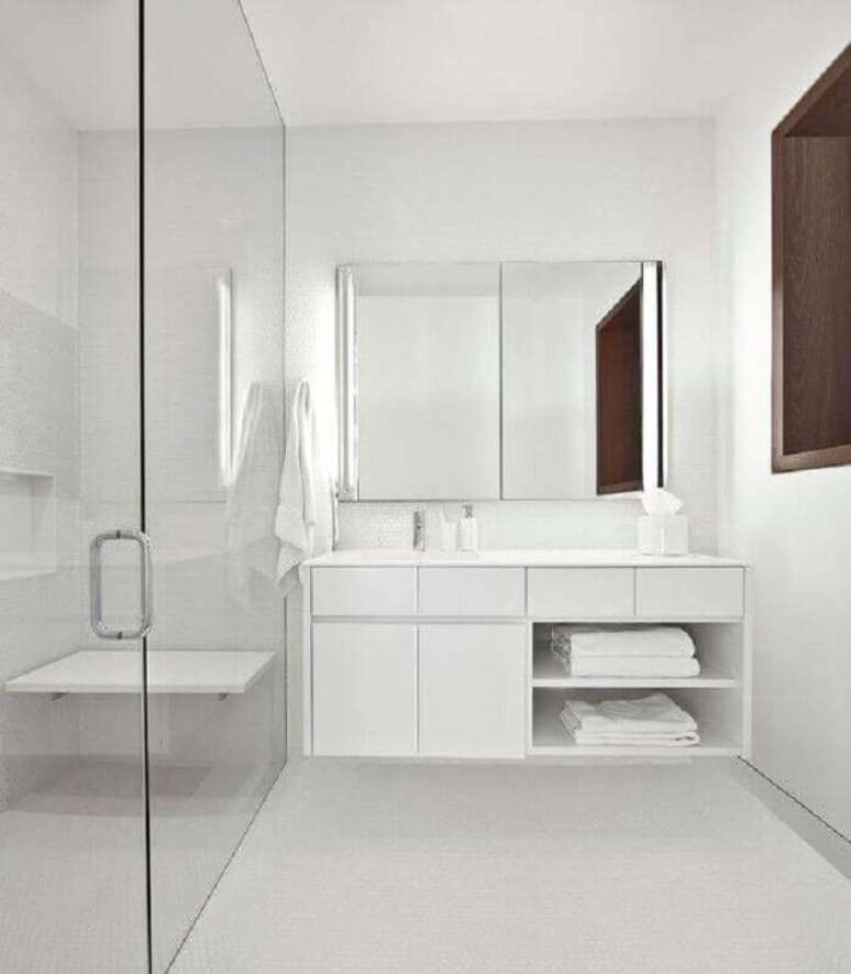 17. Decora&ccedil;&atilde;o clean para banheiro minimalista com gabinete branco &ndash; Foto: Vinci Hamo Architects