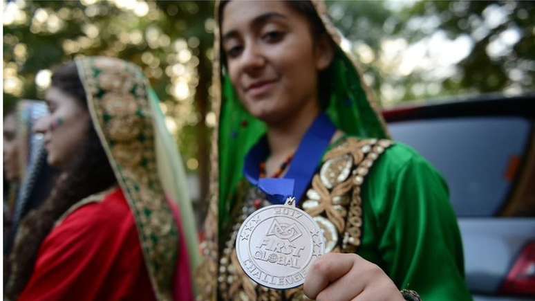 Elas enfrentaram diversos obstáculos para chegar até o campeonato nos EUA e ganharam uma medalha