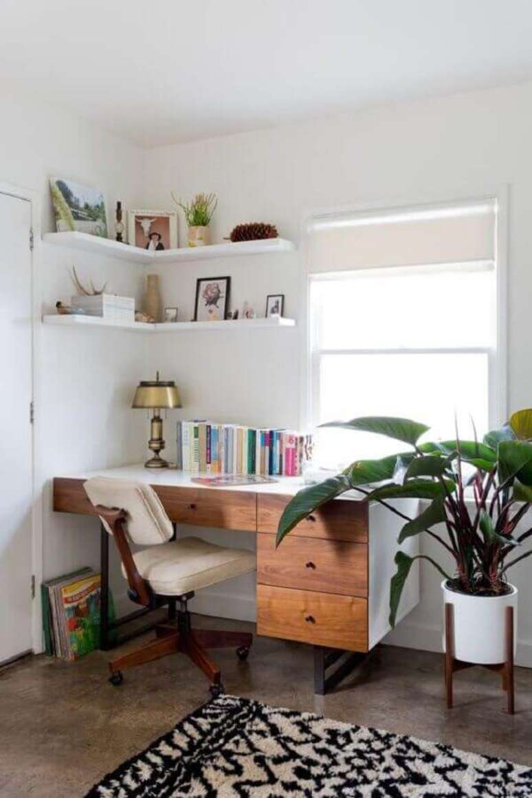 52. Escrivaninha com gavetas para escritório pequeno. Foto: Living Spaces