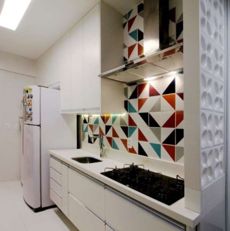 39. Cozinha com bancada de quartzo branco e parede colorido- Foto Dauster Arquitetura