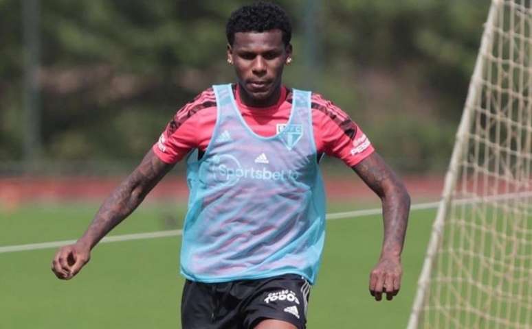 Arboleda foi liberado para continuar tratamento da lesão na coxa no Equador (Foto: Rubens Chiri / saopaulofc)