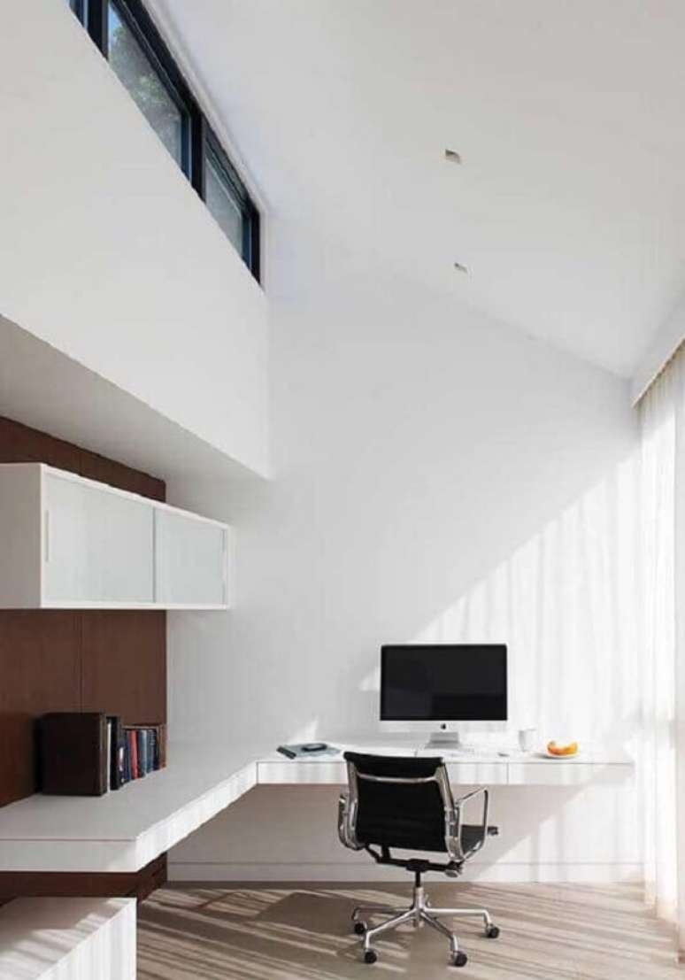 37. Modelo de escritório pequeno com bancada em formato L. Foto: Diulie Ferreira