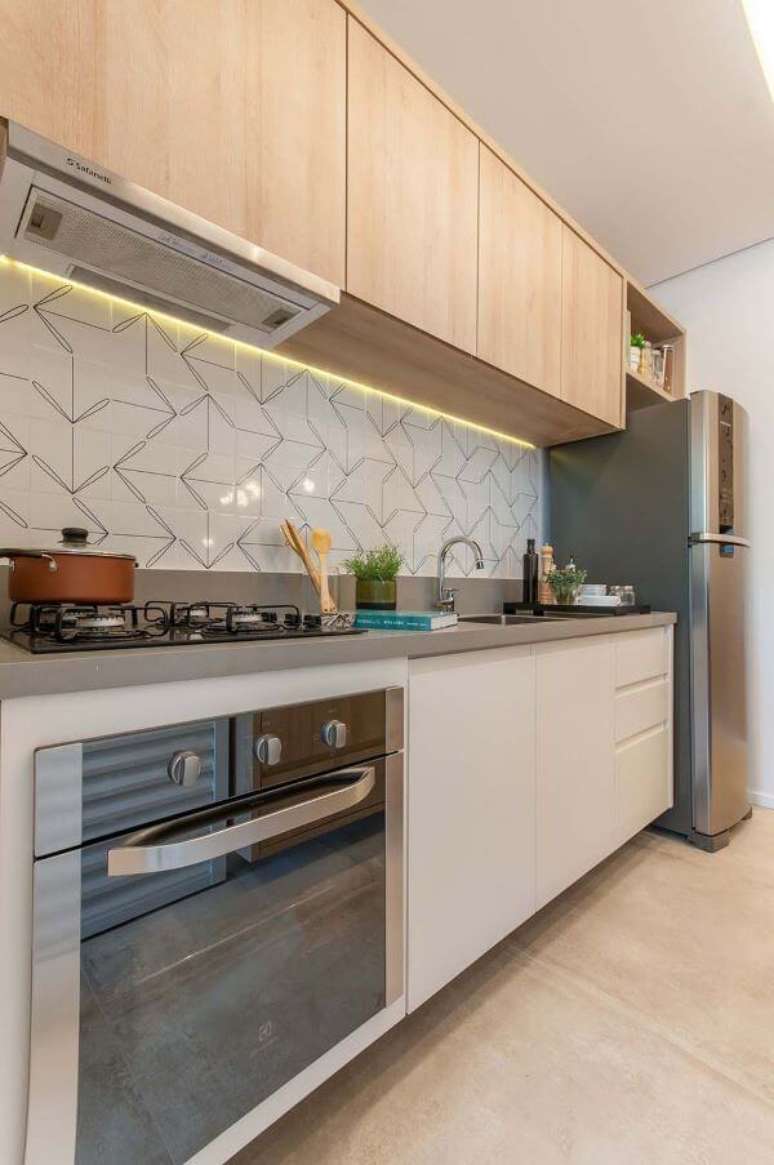 1. Decoração de cozinha pequena com bancada de quartzo cinza – Foto Alessandra Zeni