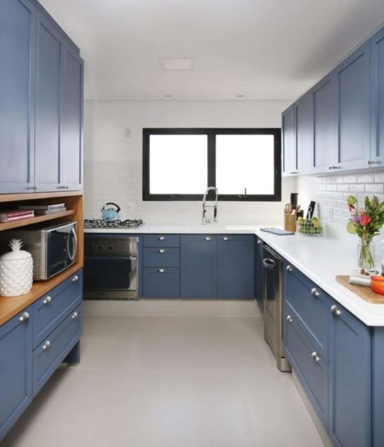10. Cozinha azul com bancada de quartzo branca – Foto ACF Arquitura