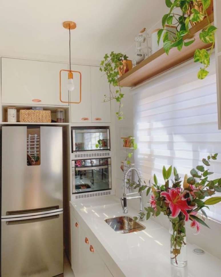 49. Cozinha pequena com bancada de quartzo e pia pequena &ndash; Foto NossaCasa 684