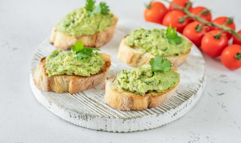 2. Torrada com guacamole de avocado – Foto iStock