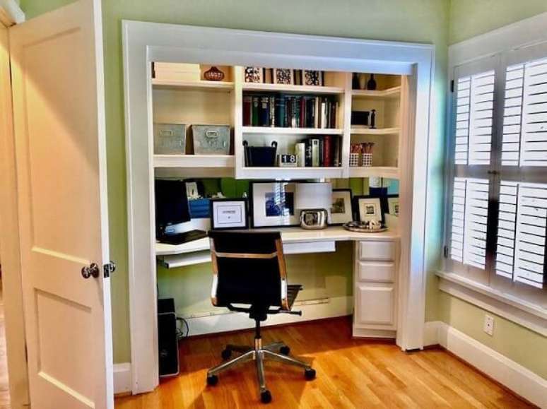 32. Modelo de escritório pequeno planejado em casa. Foto: Joni Checchia Interiors