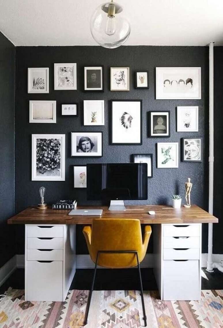 46. Ideias de escritório pequeno com diversos quadros fixados na parede. Foto: Home Decor