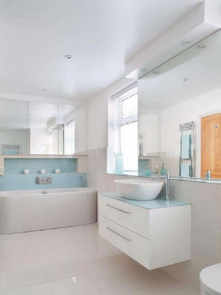 23. Decora&ccedil;&atilde;o de banheiro azul e branco com banheira de imers&atilde;o e gabinete branco pequeno &ndash; Foto: Houzz