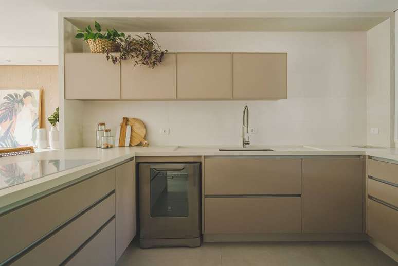 35. Cozinha com armários bege e bancada de quartzo branco -Projeto Alessandra Gandolfi Foto Marcelo Stammer