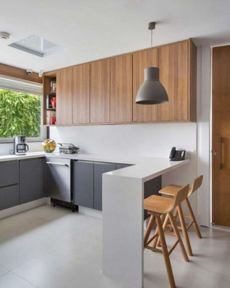 17. Bancada de quartzo com banquetas de madeira na cozinha moderna – Foto Bianca da Hora