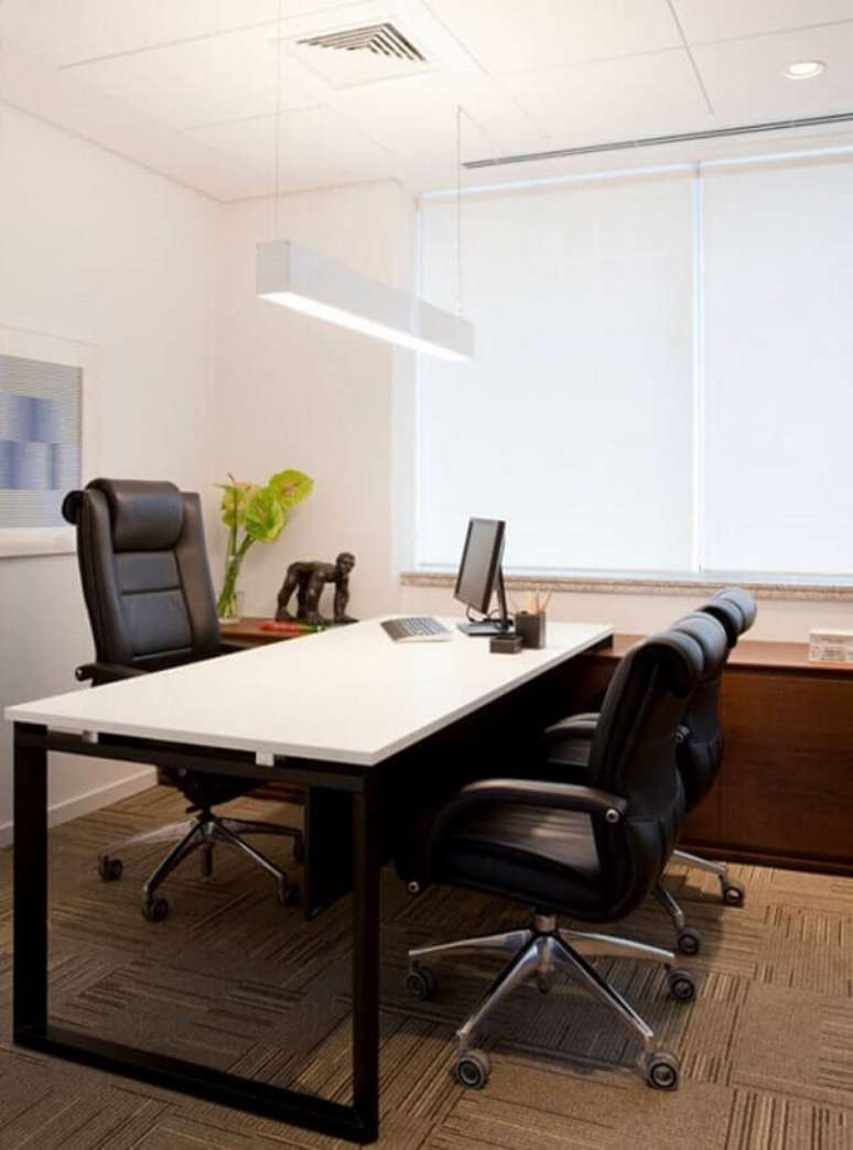 2. Invista em cadeiras confortáveis para o escritório pequeno. Foto: A2 Arquitetura