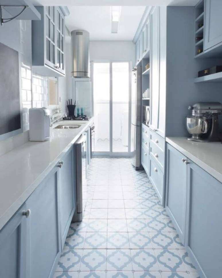 30. Cozinha azul clara com bancada de quartzo branco – Foto Carina dal Fabbro Arquitetura