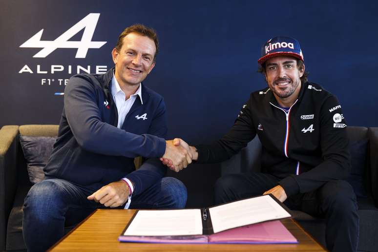 Laurent Rossi e Fernando Alonso selam a renovação com a Alpine até 2022 
