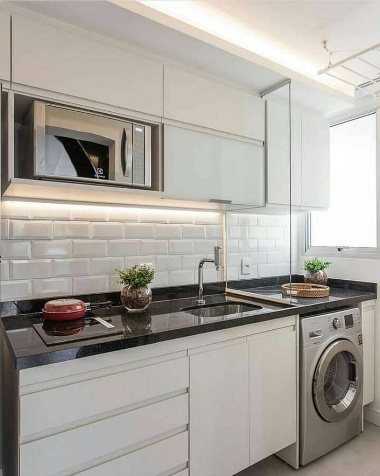 58. Gabinete de pia branco para decora&ccedil;&atilde;o de cozinha de apartamento pequeno integrada com lavanderia &ndash; Foto: Decor F&aacute;cil