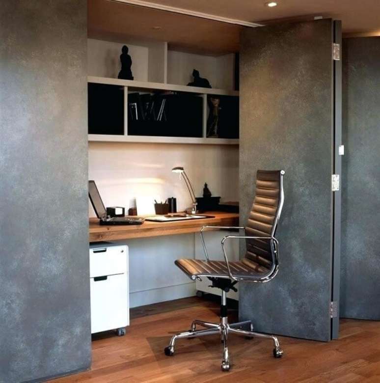6. O escritório pequeno no quarto pode ficar camuflado dentro do armário. Foto: Houzz