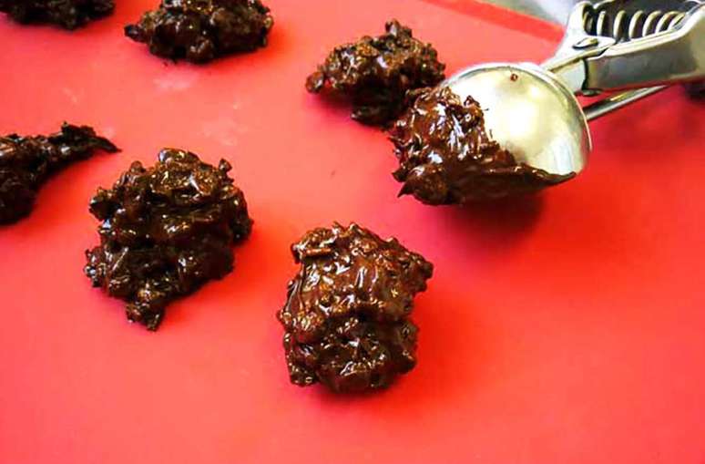 Bombons de chocolate com granola