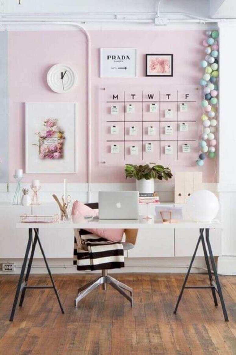 63. Cores para escritório pequeno o tom de rosa traz um toque delicado para o ambiente. Foto: Etsy