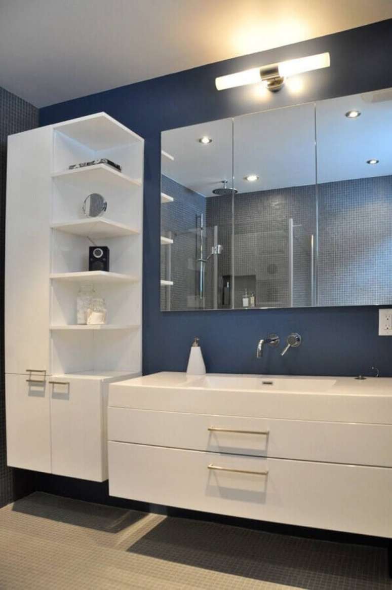 40. Gabinete branco para banheiro azul decorado com lumin&aacute;ria de parede &ndash; Foto: Houzz