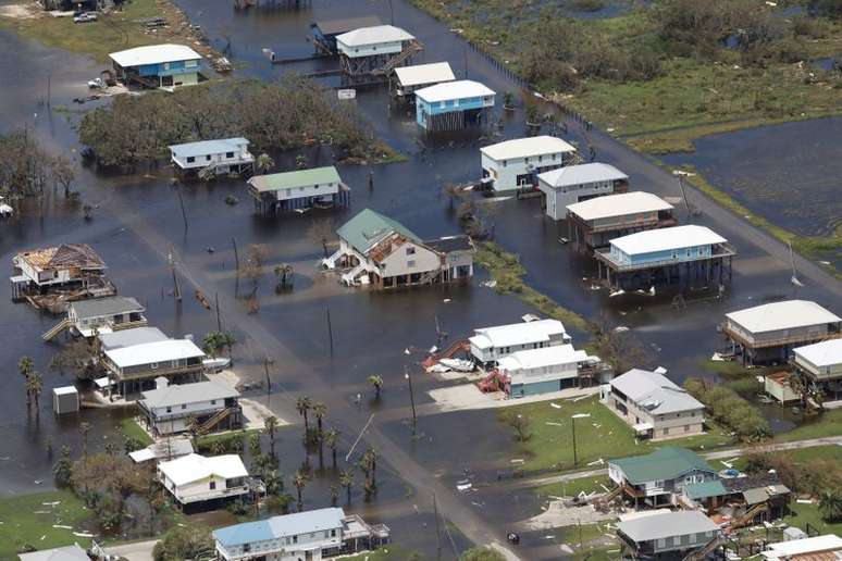 Vista a&eacute;rea de &aacute;rea inundada em Grand Isle, no Estado norte-americano da Lousiana, ap&oacute;s passagem do furac&atilde;o Ida
31/08/2021 REUTERS/Marco Bello