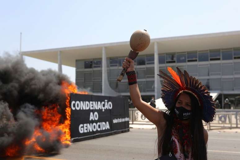 Protesto de indígenas contra o presidente Jair Bolsonaro e o marco temporal em Brasília
27/08/2021
REUTERS/Amanda Perobelli