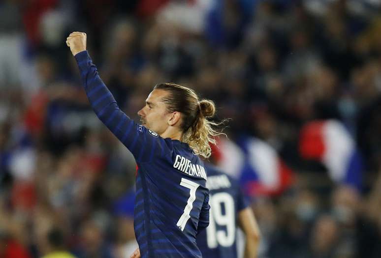 Griezmann comemora ap&oacute;s marcar o gol que garantiu o empate para a Fran&ccedil;a