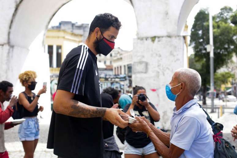 Jogadores do FlaBasquete distribuíram quentinhas na Lapa (Foto: Gilvan de Souza/CRF)