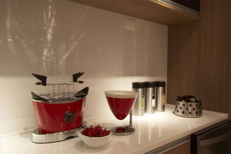 13. Bancada de quartzo branco com eletrodom&eacute;sticos vermelhos &ndash; Foto Studio Marcio Michalua