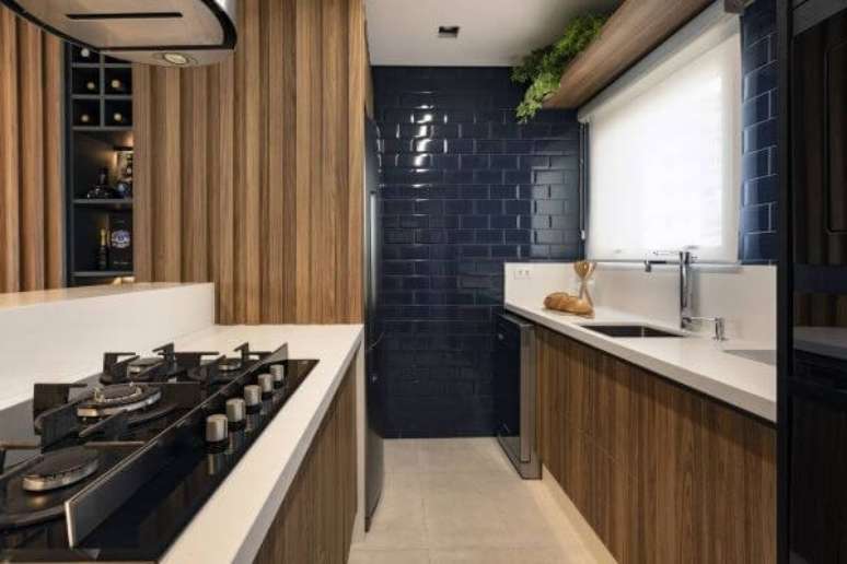41. Cozinha com revestimento azul e bancada de quartzo branca – Foto Alex Bonilha