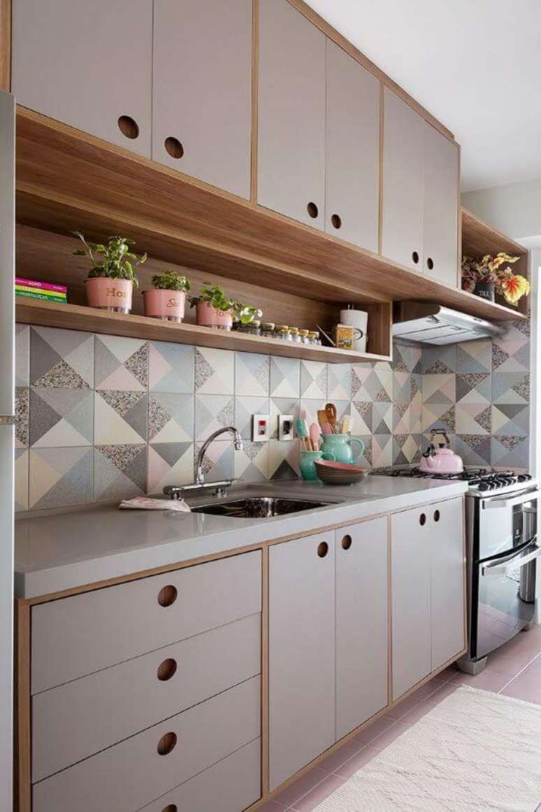 6. Cozinha moderna com bancada de quartzo cinza e revestimento geométrico na parede – Foto Gabriela Toledo Arquitetura e Interiores