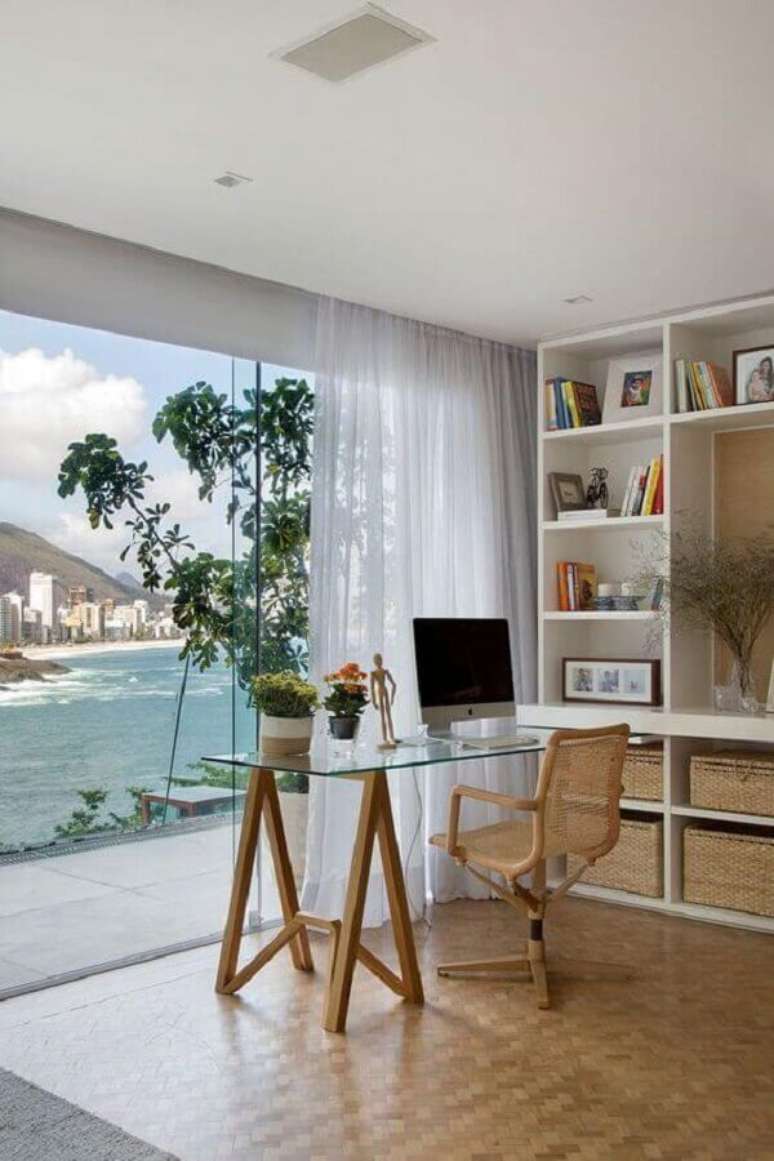 12. Que tal montar seu escritório pequeno de frente para o mar? Foto: Casa da Valentina