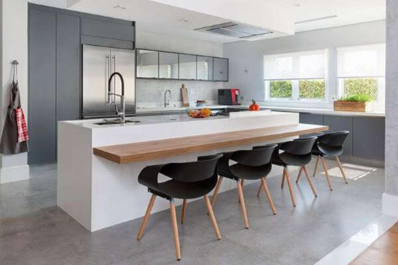 16. Bancada de quartzo branco para cozinha cinza clara e madeira – Foto Gabriela Toledo Arquitetura e Interiores