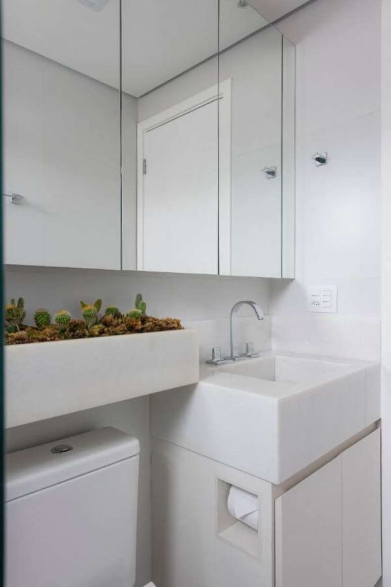 26. Banheiro com bancada de quartzo e espaço para plantas suculentas – Foto Mis Arquitetura e Interiores