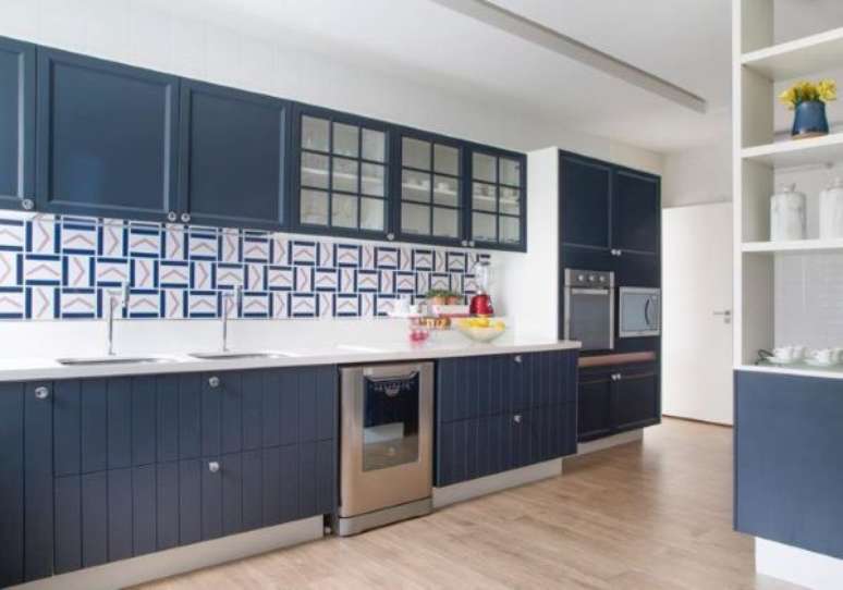 31. Cozinha azul com bancada de quartzo e revestimento geométrico – Foto Babi Teixeira