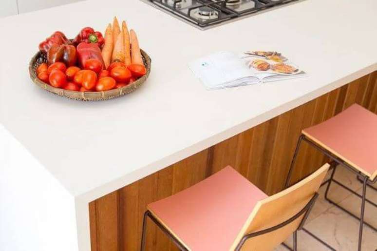 21. Bancada de quartzo na cozinha moderna &ndash; Foto Paulo Azevedo