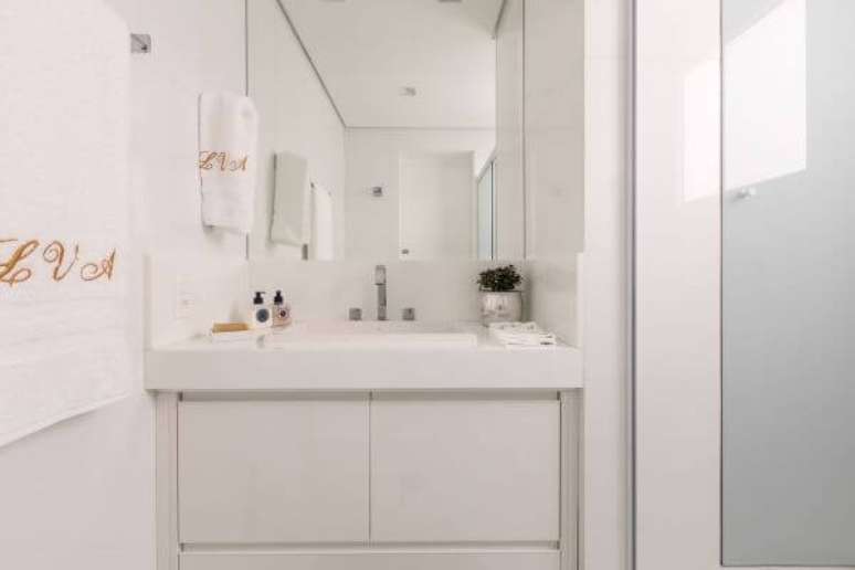 15. Bancada de quartzo branco para banheiro minimalista – Foto Vanessa trad