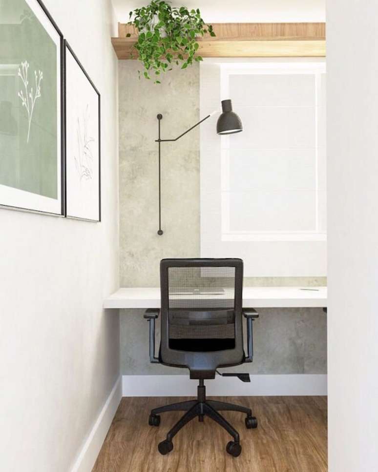 10. Vasos de plantas são sempre bem-vindos na decoração de escritório pequeno. Foto: Monica Backes Arquitetura