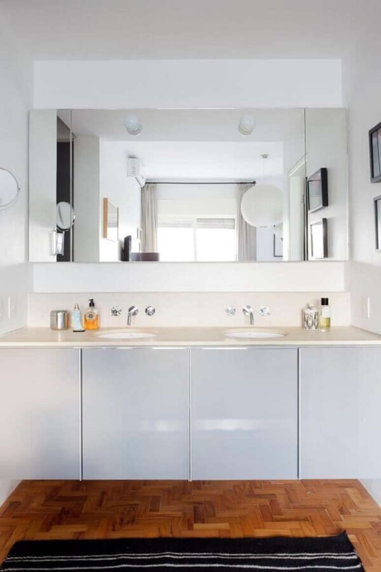 33. Decora&ccedil;&atilde;o para banheiro planejado com espelheira e gabinete branco &ndash; Foto: Mauricio Arruda Design