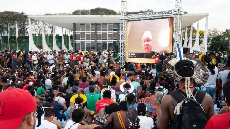 Acampados em Bras&iacute;lia, ind&iacute;genas de mais de 170 povos acompanham vota&ccedil;&atilde;o sobre marco temporal no STF em tel&atilde;o instalado na Pra&ccedil;a dos Tr&ecirc;s Poderes