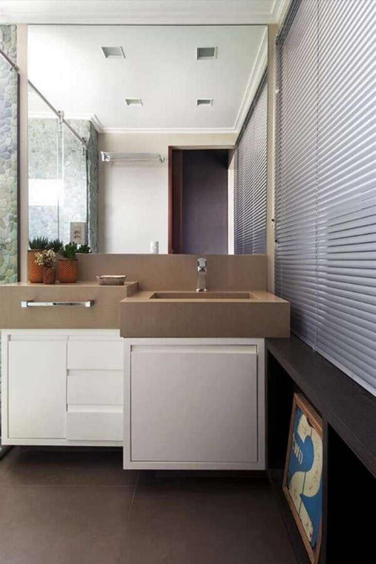 32. Decora&ccedil;&atilde;o moderna com gabinete branco para banheiro planejado &ndash; Foto: Ana Yoshida