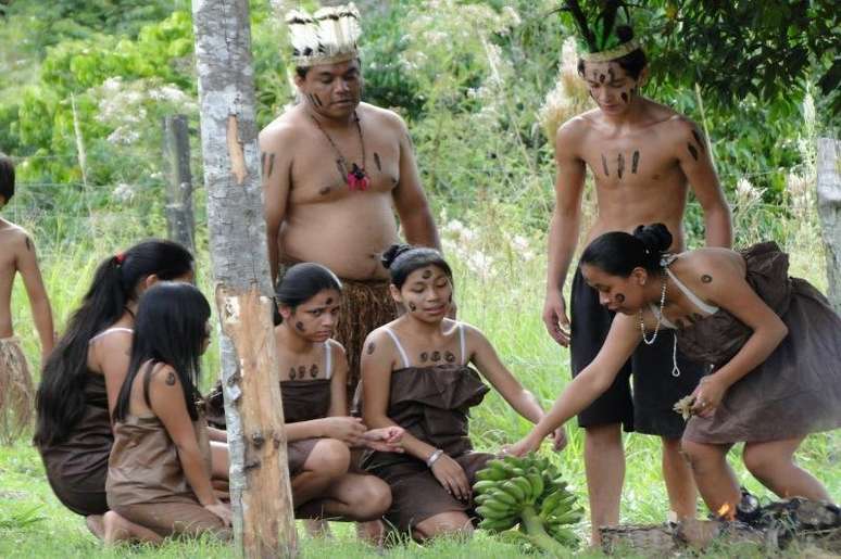 Jovens xokleng durante apresentação na Terra Indígena Ibirama La-Klãnõ