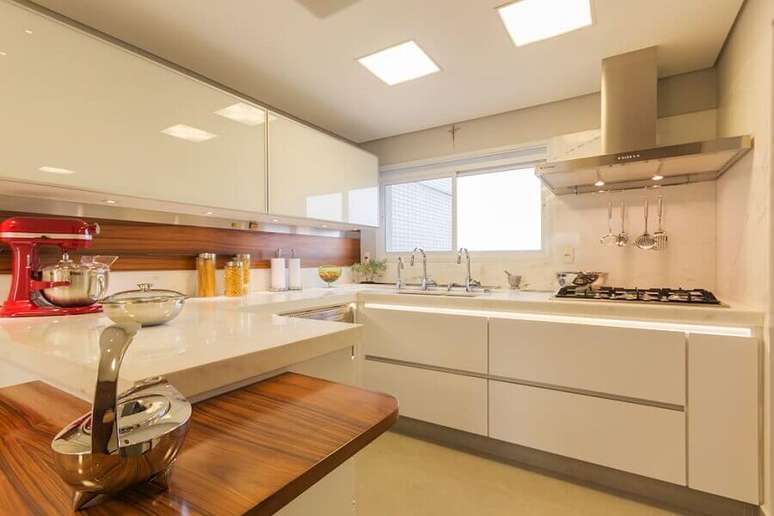 28. Decora&ccedil;&atilde;o de cozinha em U planejada com gabinete branco &ndash; Foto: Enzo Sobocinski