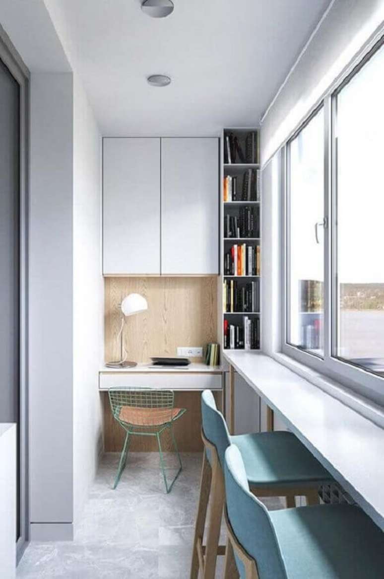 23. Os móveis planejados para escritório pequeno ajudam a otimizar o espaço do projeto. Foto: Revista VD