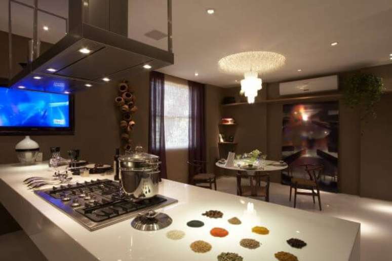12. Bancada de quartzo branca para cozinha com ilha gourmet &ndash; Foto Studio Marcio Michalua