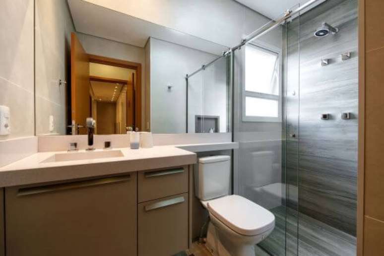 24. Banheiro com bancada de quartzo branco e pia esculpida – Foto 2MArquitetura e Interiores