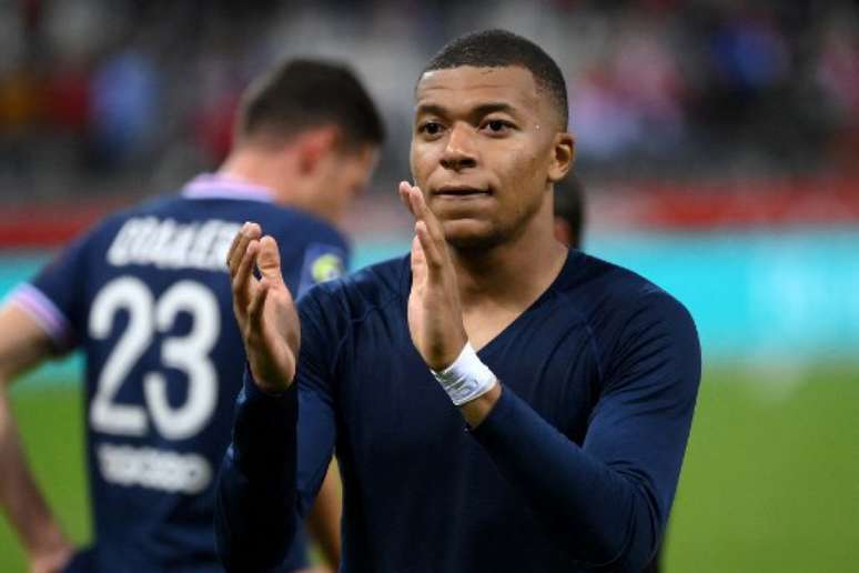 Mbappé não fechou com o Real Madrid e ficou no PSG (Foto: FRANCK FIFE / AFP)