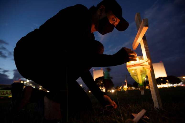 Brasil acumula mais de 595 mil mortes por covid