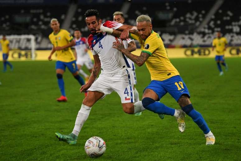 Brasil e Chile se encaram em Santiago nesta quinta (Foto: CARL DE SOUZA / AFP)