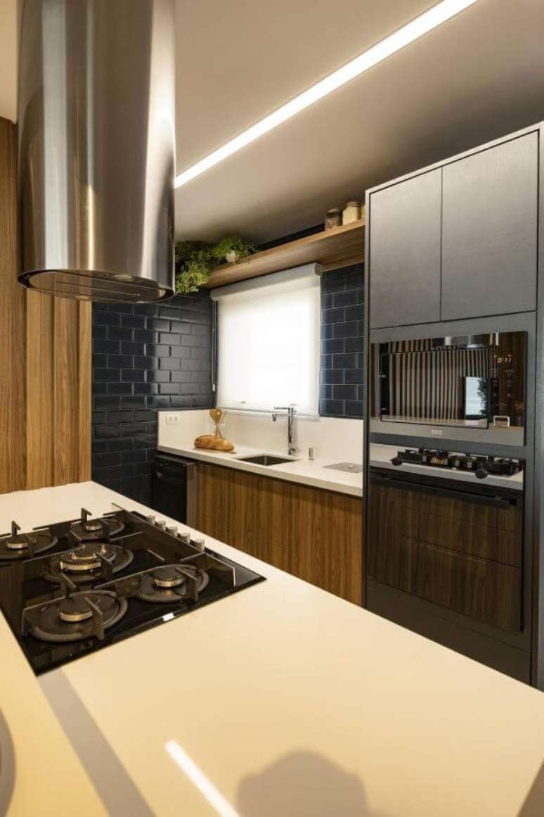 19. Bancada de quartzo e moveis em marcenaria com -revestimento preto moderno &ndash; Foto Alex Bonilha